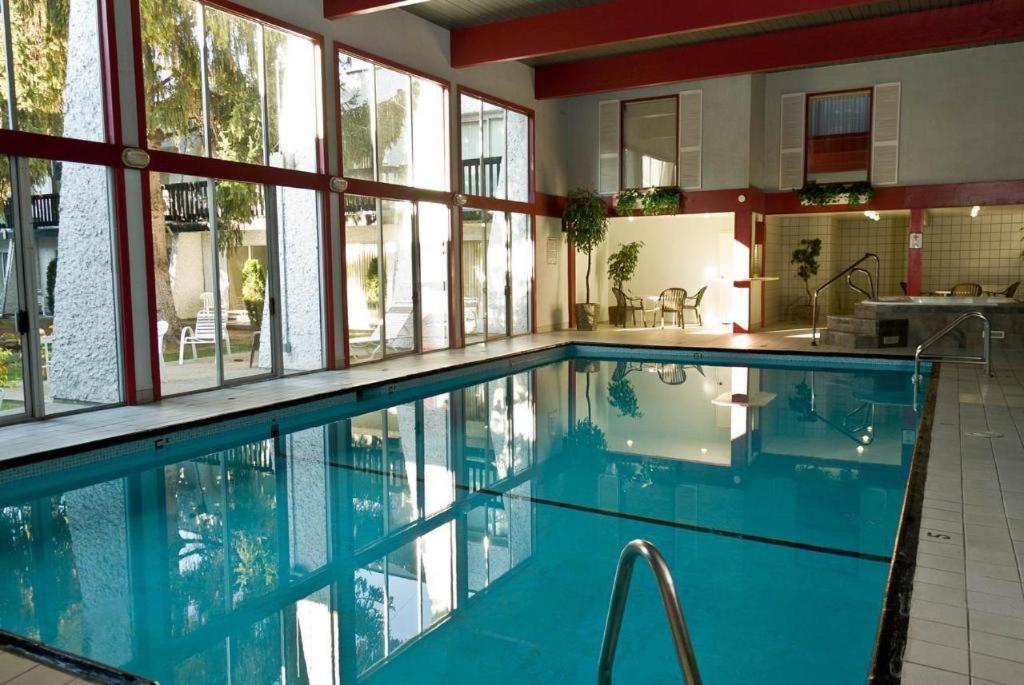 Riviera Village Green Hotel Complex Vernon Dış mekan fotoğraf